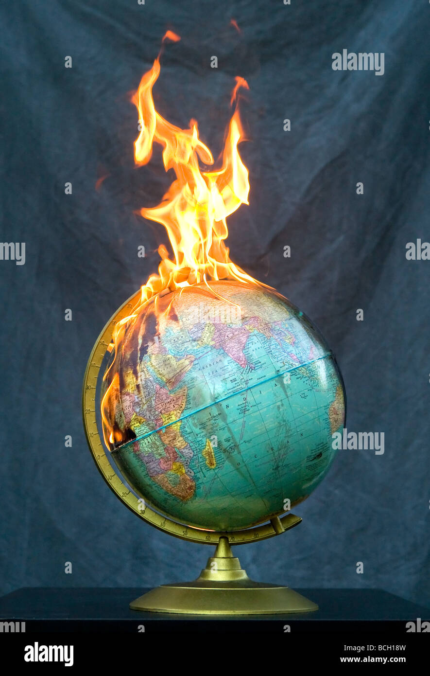 Un globo sul fuoco. Il riscaldamento globale. La guerra Foto Stock