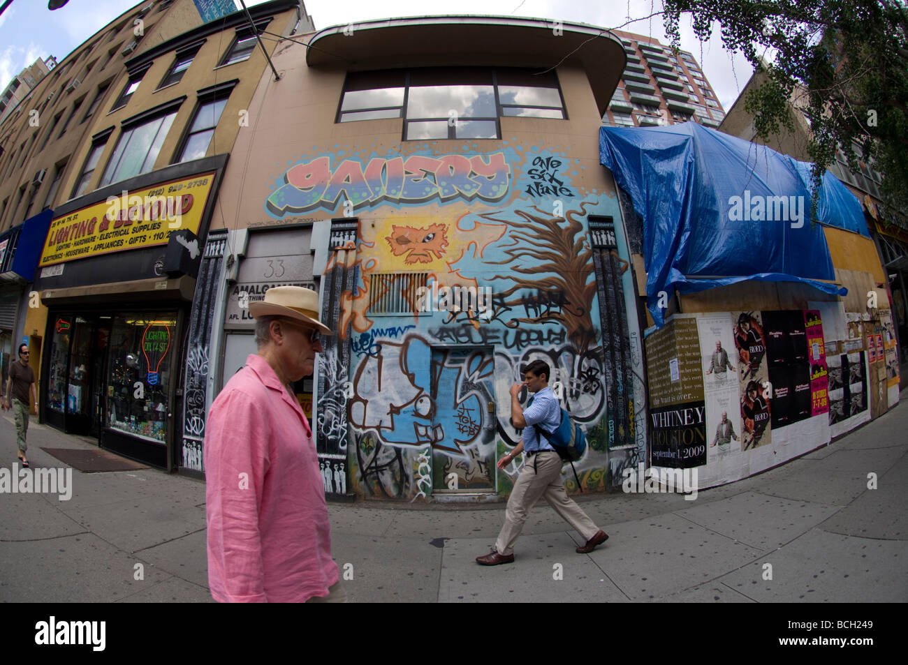 Un edificio coperto di graffiti in New York quartiere di Chelsea venerdì 3 luglio 2009 Frances M Roberts Foto Stock