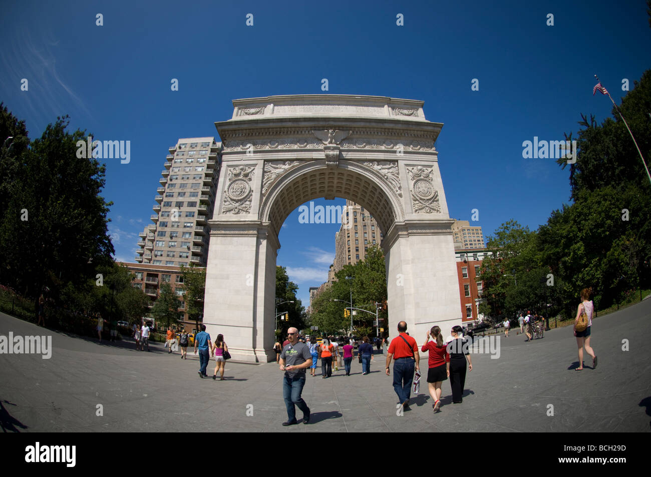 I Newyorkesi godetevi il recentemente rinnovato Washington Square Park in Greenwich Village Foto Stock