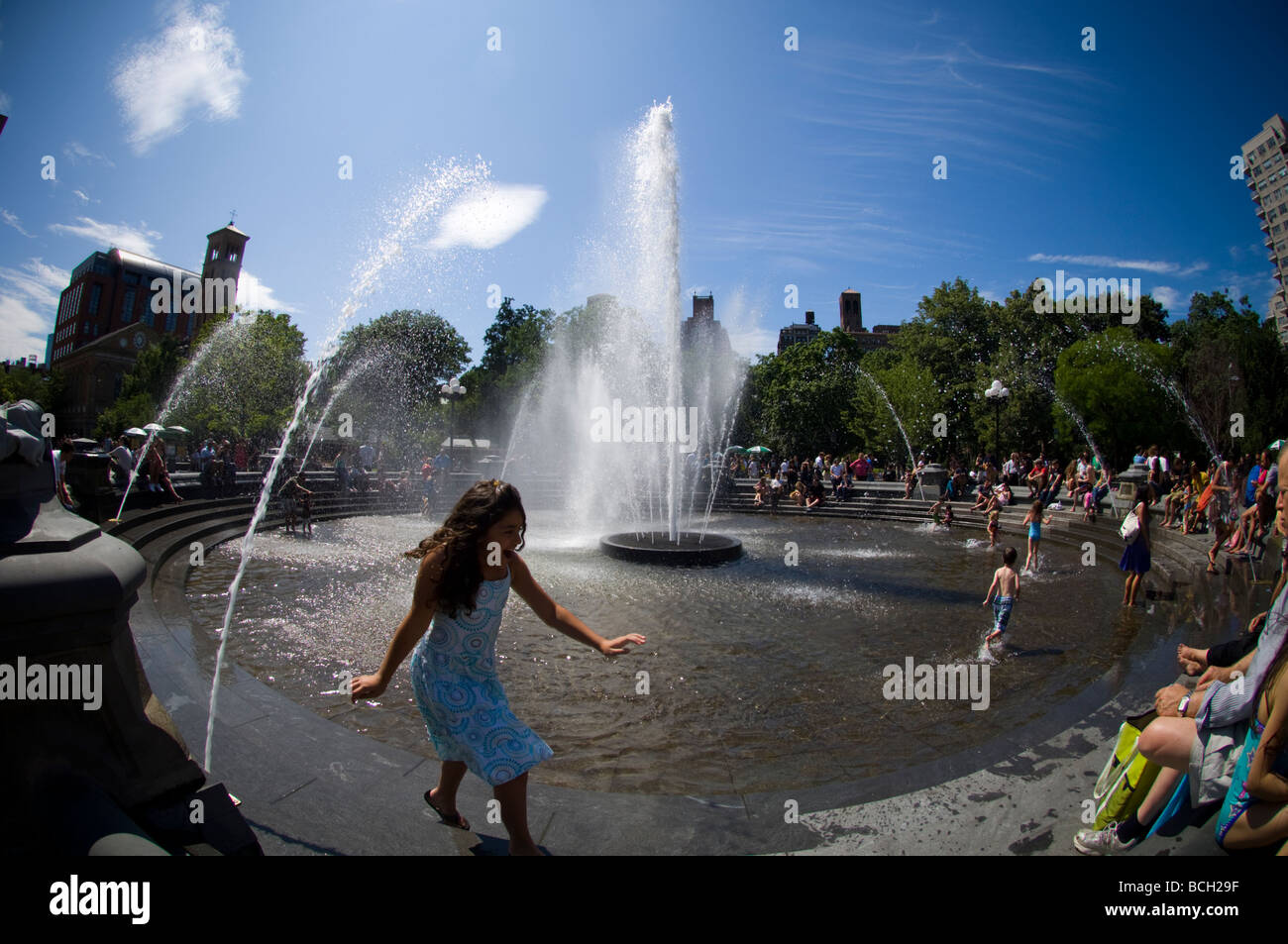 I Newyorkesi godetevi il recentemente rinnovato fontana in Washington Square Park in Greenwich Village Foto Stock