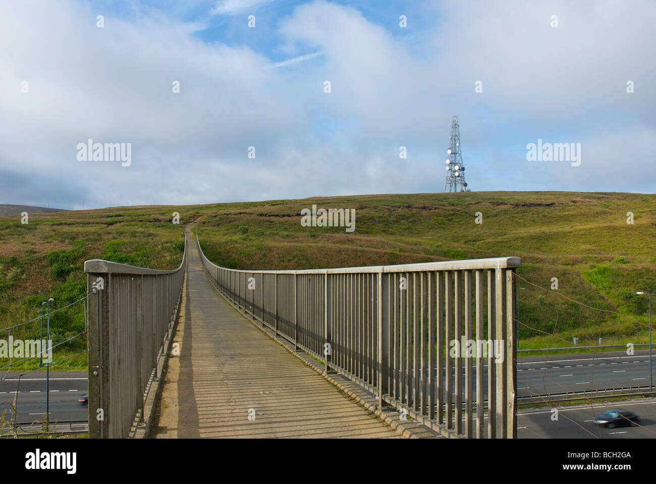 Il Footbridge oltre l'autostrada M62, costruito per gli escursionisti su del The Pennine Way, West Yorkshire, Inghilterra, Regno Unito Foto Stock
