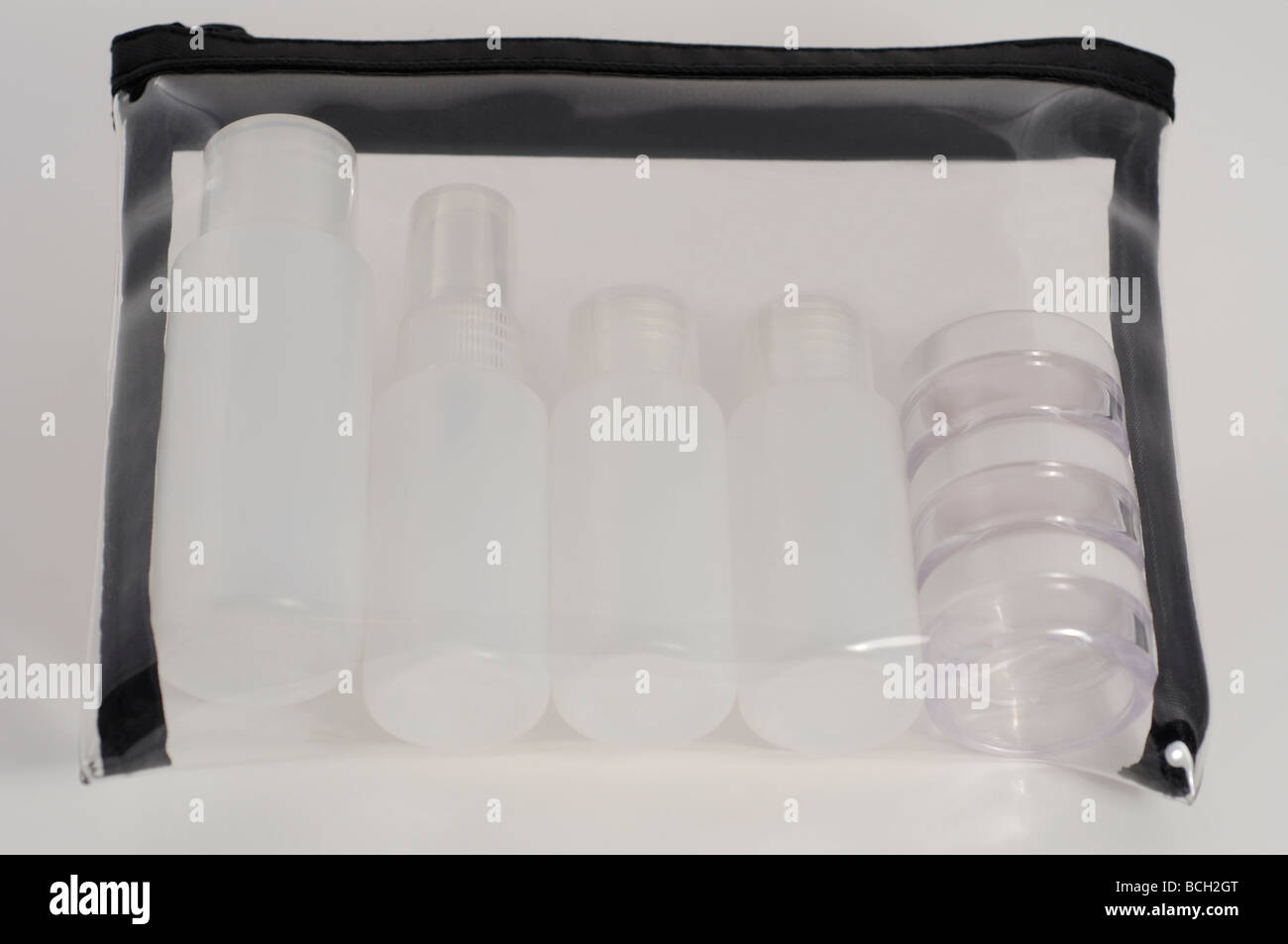 Viaggio-dimensioni contenitore kit che è ora consentito per il bagaglio a  mano in aereo Foto stock - Alamy