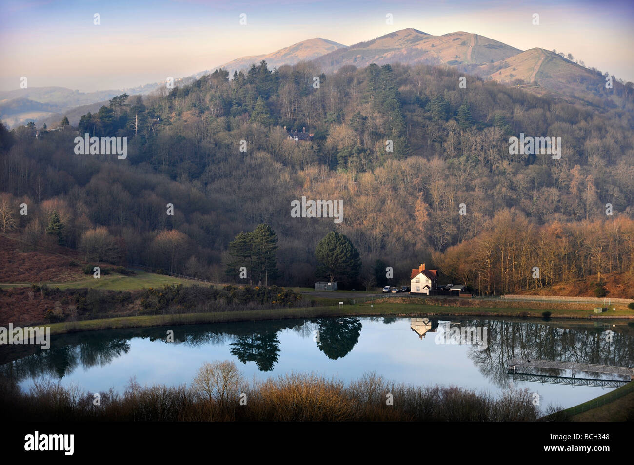 BRITISH CAMP NEL SERBATOIO IL MALVERNS CON PINNACLE HILL E WORCESTERSHIRE BEACON in distanza su un inizio serata primaverile REGNO UNITO Foto Stock