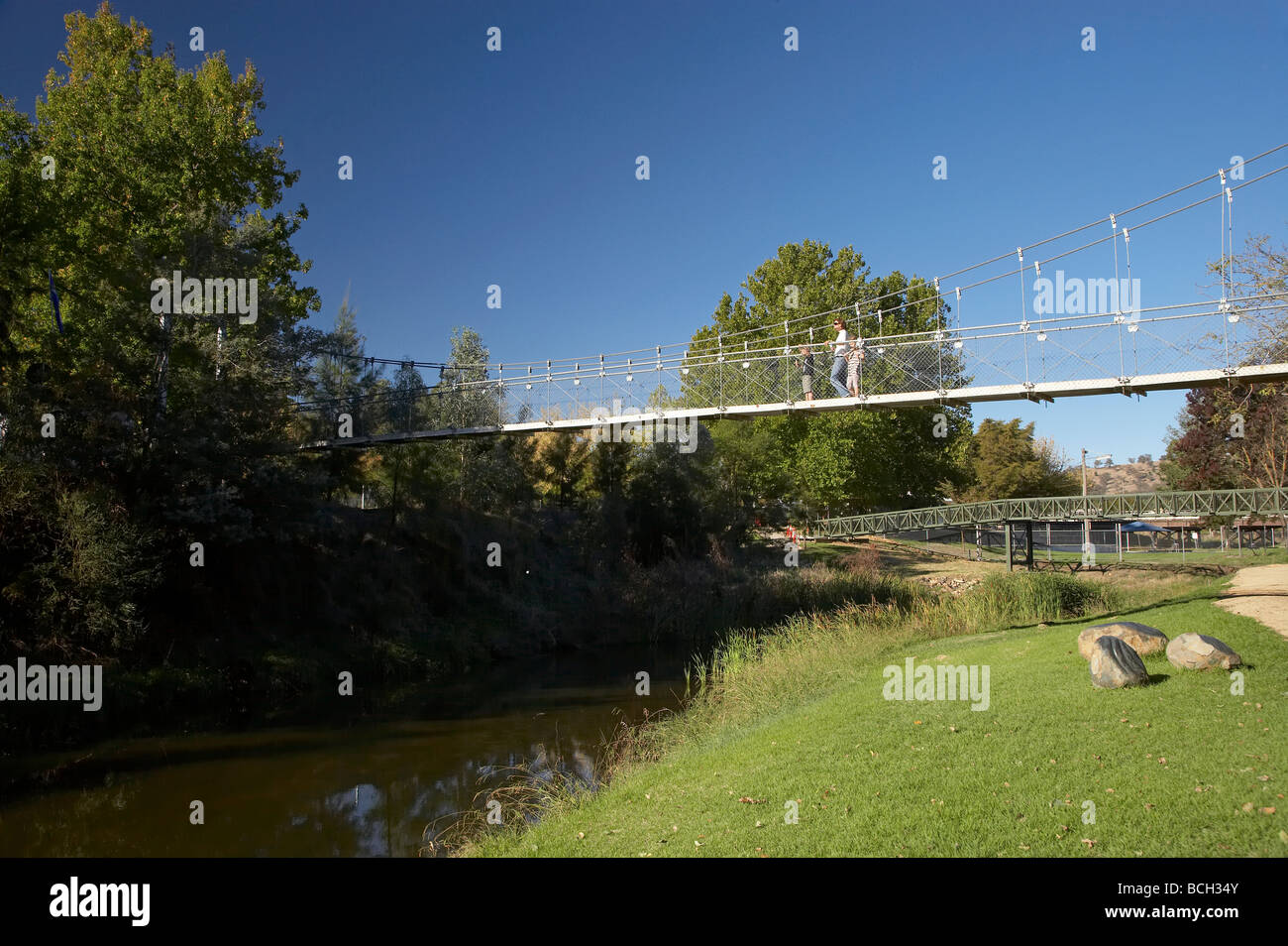 Il ponte oscillante Adelong Creek Adelong Nuovo Galles del Sud Australia Foto Stock