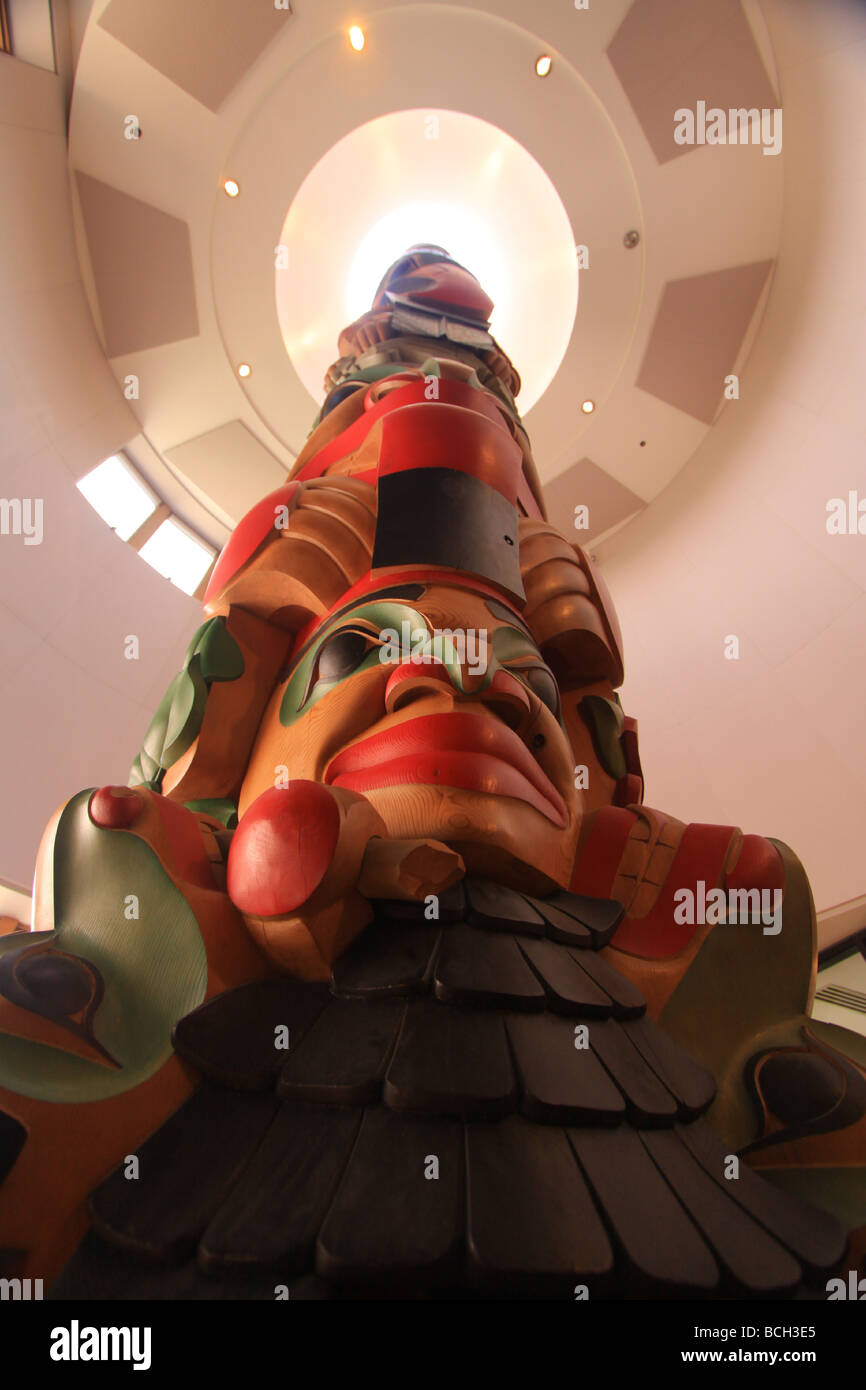 Moderno totem pole nella lobby del thenational museo di arte della fauna selvatica in jackson,wyoming Foto Stock