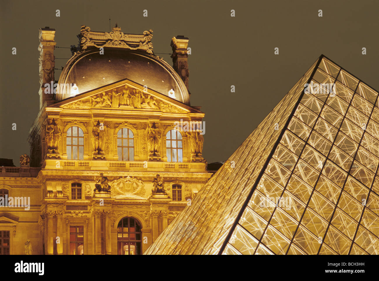 Piramide illuminata e Pavillon Denon al Musee du Louvre di notte a Parigi Francia Foto Stock