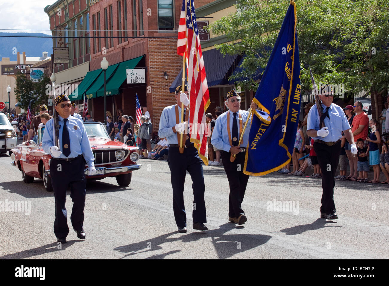 American Legion veterani portano il quarto annuale di luglio sfilata in Colorado piccolo paese di montagna di Salida Foto Stock