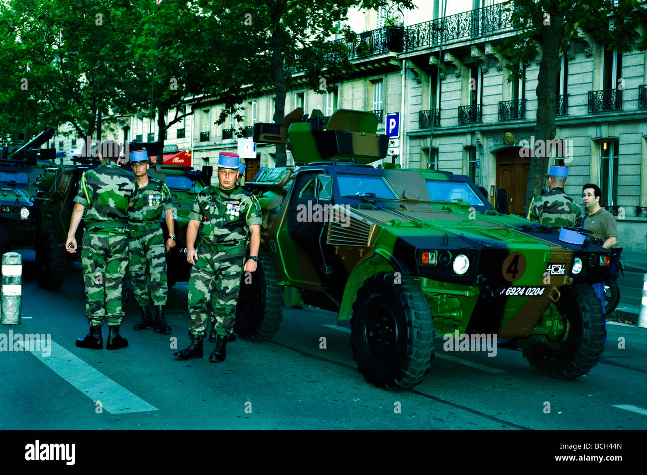 Parigi Francia, eventi pubblici, piccoli gruppi, Festa della Bastiglia, celebrazione del 14 luglio, uniformi militari, parata dell'Esercito francese, uomini francesi Foto Stock