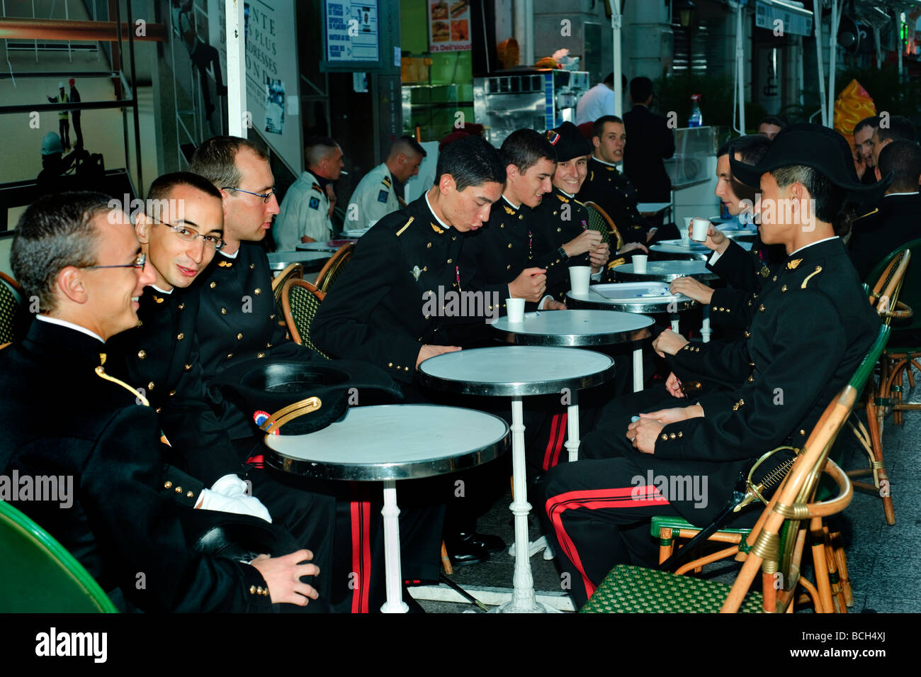 Parigi Francia, gente affollata, uomini, Festa della Bastiglia "14 luglio" studenti universitari del Politecnico francese in uniforme, condivisione caffè, caffetteria francese giornata Foto Stock