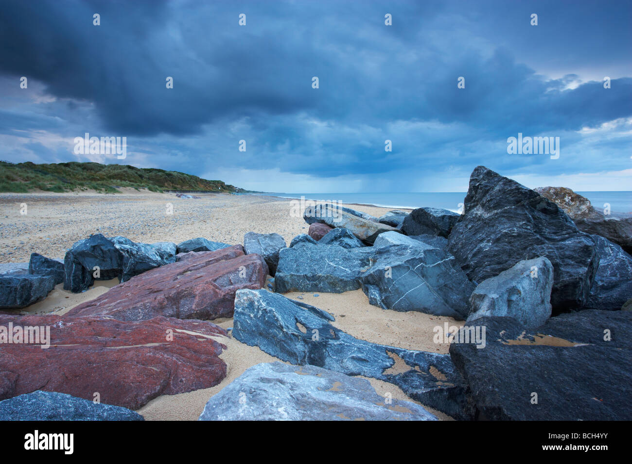 Condizioni tempestose a Caister sul mare sulla costa di Norfolk guardando verso le scogliere in California Foto Stock