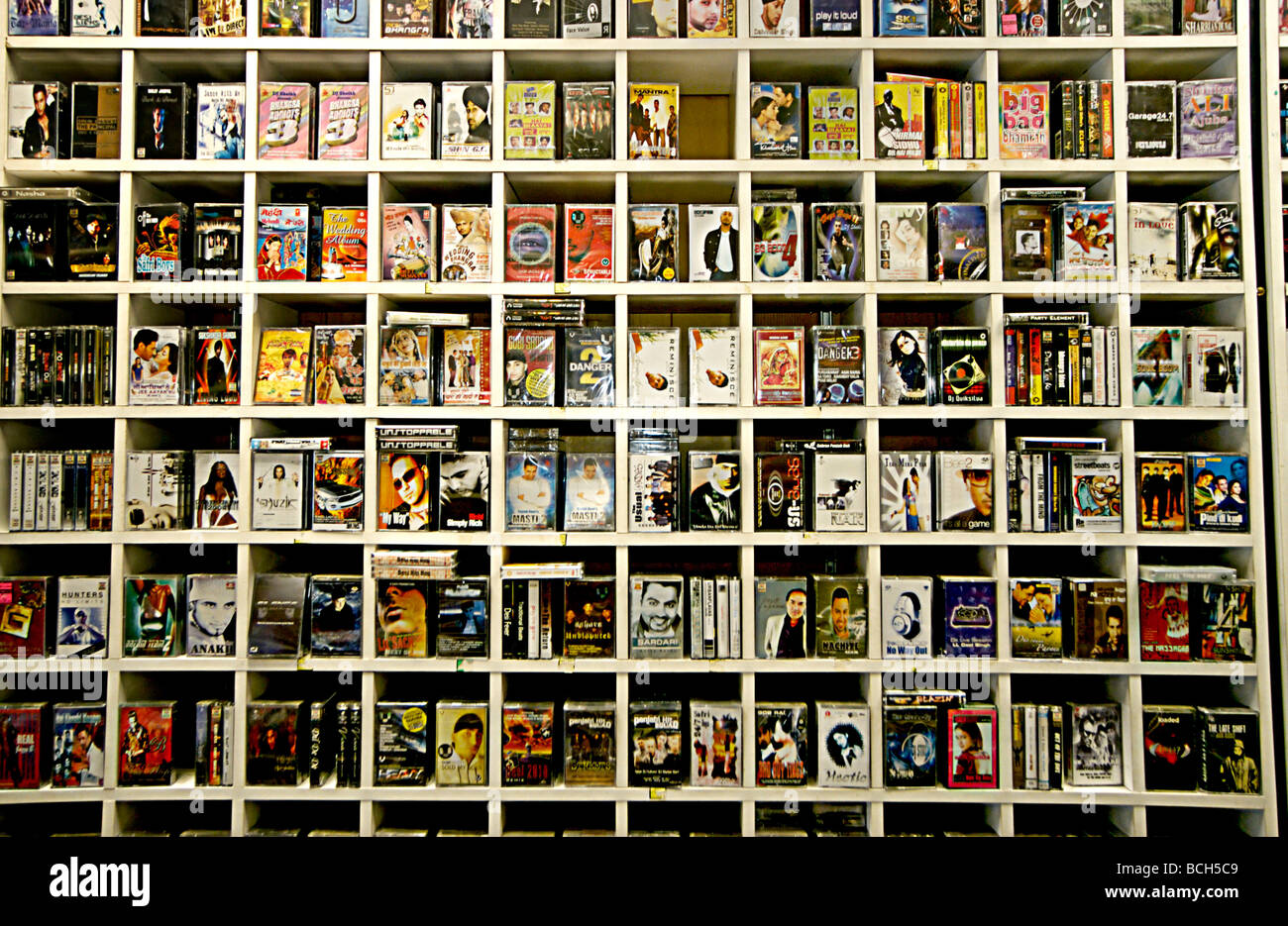 Musica asiatica nastri e CD su scaffali in un negozio. vi è ancora un grande mercato per i nastri in asiatici al mercato musicale Foto Stock