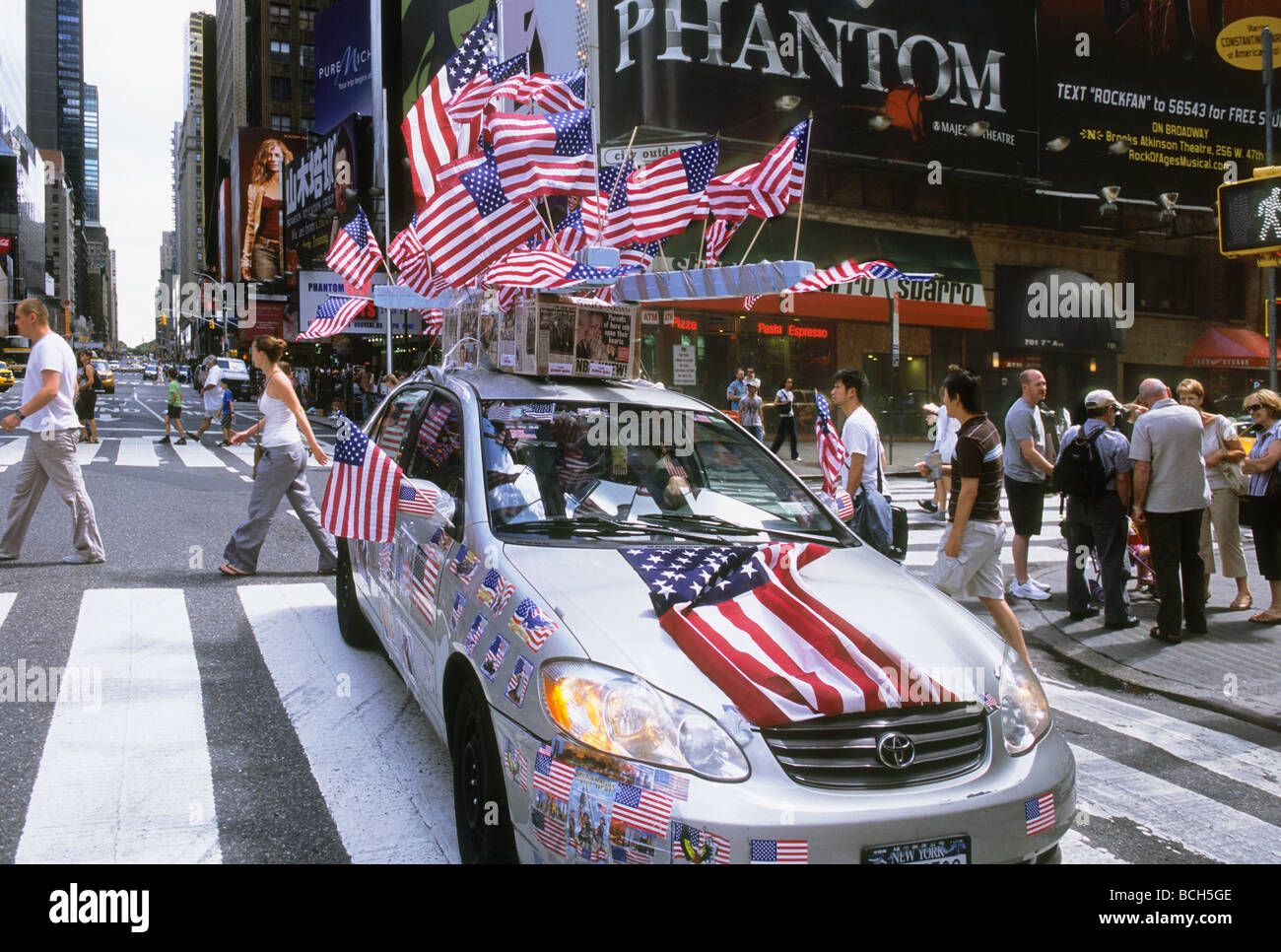 La città di New York Broadway e Times Square Il 4 luglio celebrazione auto con più flag USA Foto Stock