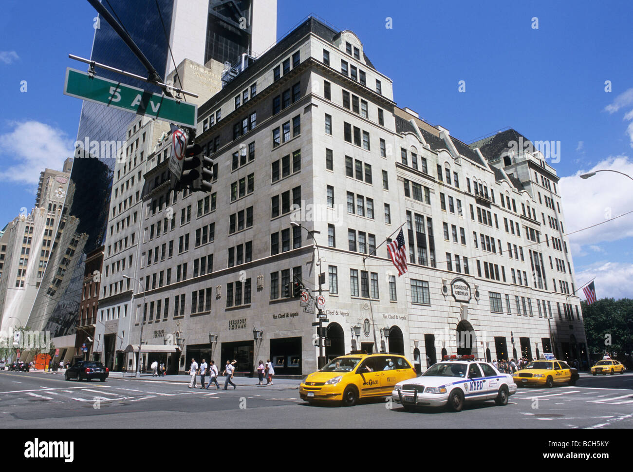 Esterno dell'edificio Bergdorf Goodman New York, in 5th Avenue e 57th Street. Shopping. Midtown Manhattan, Fifth Avenue, New York City, Day USA Shopping Foto Stock
