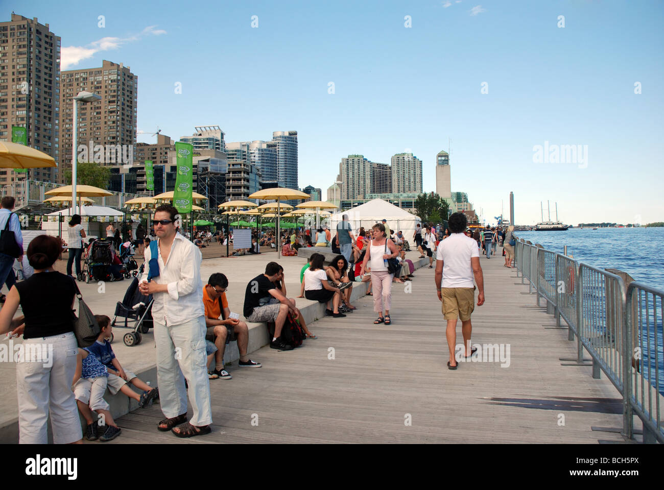 La gente camminare in estate al porto a Toronto, Ontario in Canada. Toronto waterfront. Foto Stock