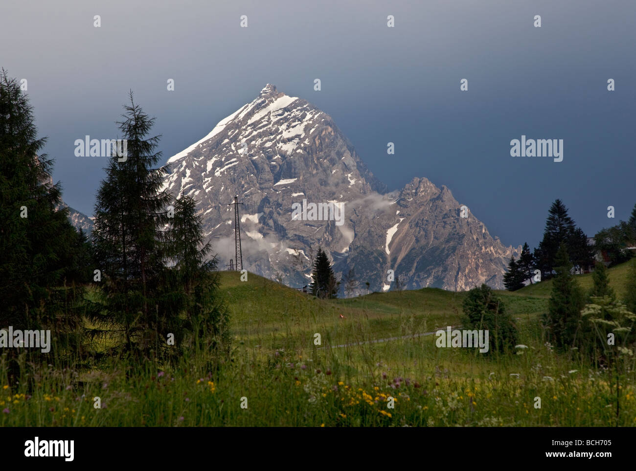 Il monte Antelao da Cortina d'Ampezzo, Dolomiti, Italia Foto Stock