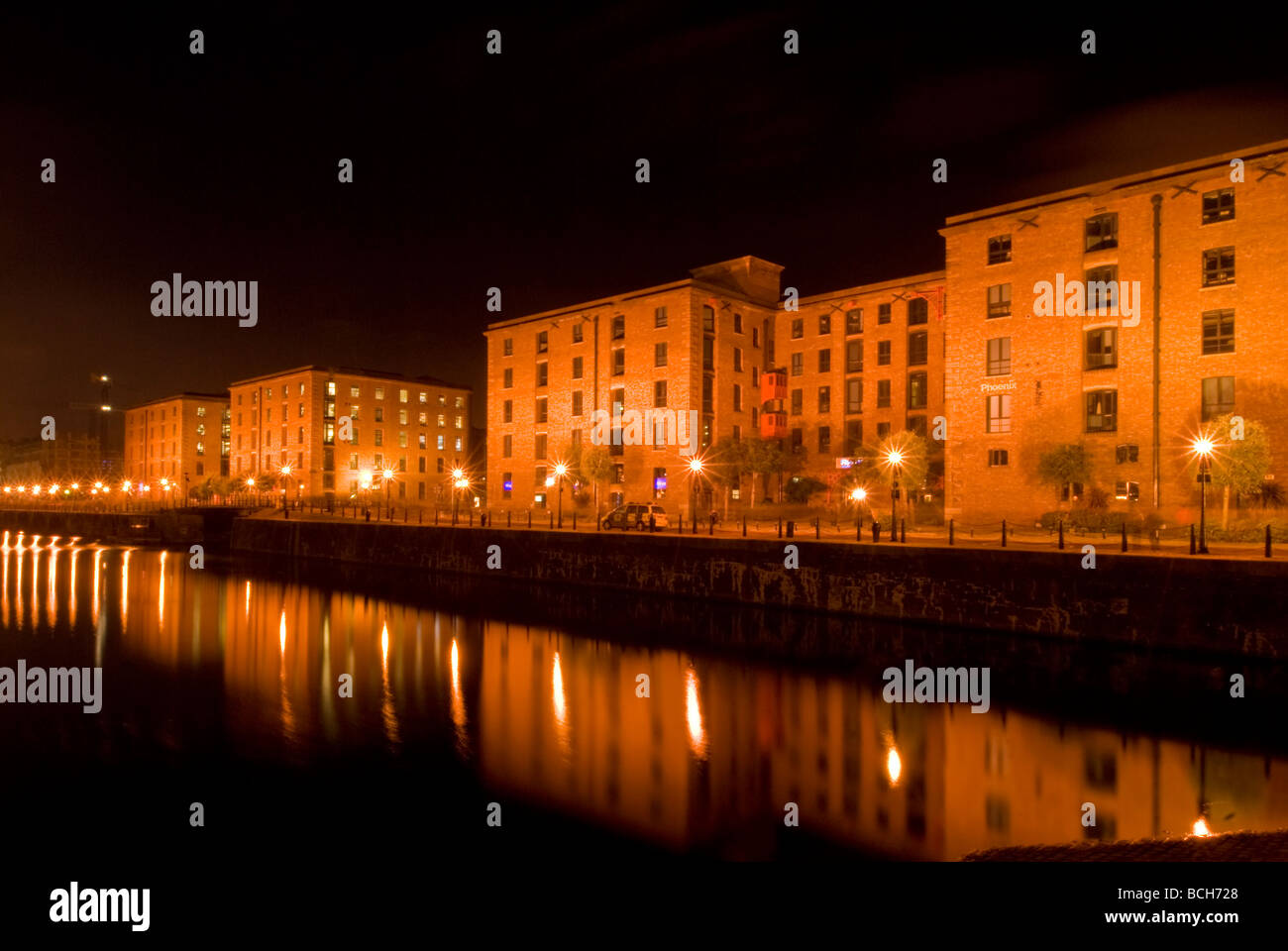 La riflessione di notte di deposito convertito, Liverpool docks, England, Regno Unito Foto Stock