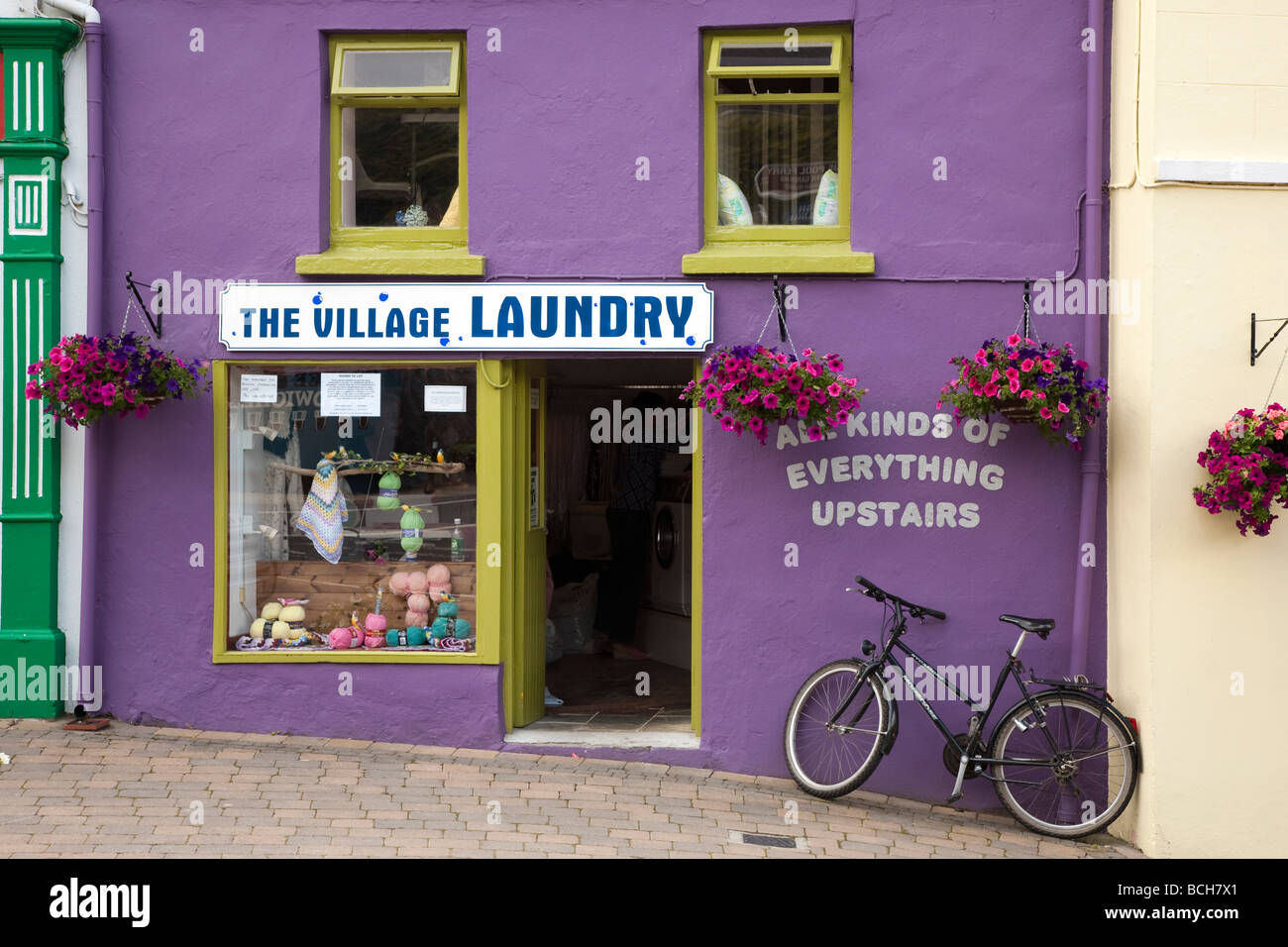Il villaggio di colore Lavanderia Negozio di fronte Kenmare Contea di Kerry Irlanda Foto Stock