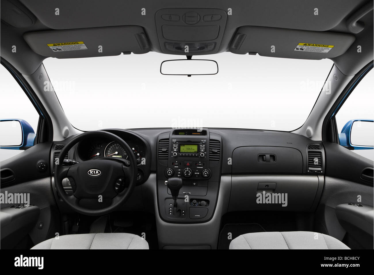 2009 Kia Sedona in base blu - Cruscotto, consolle cambio di marcia visualizzare Foto Stock