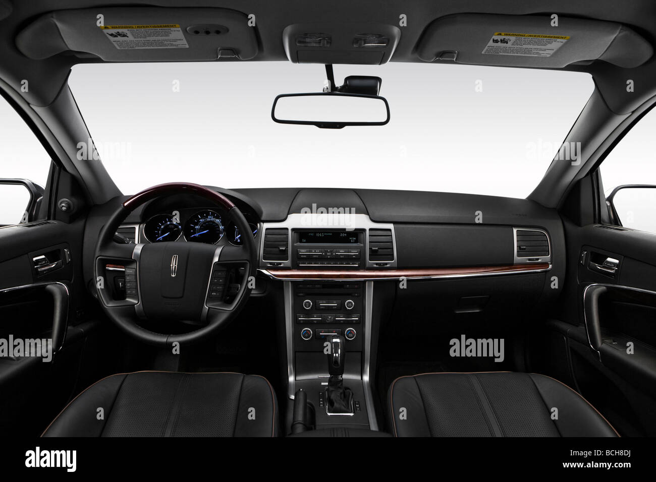 2010 Lincoln MKZ in argento - Cruscotto, consolle cambio di marcia visualizzare Foto Stock