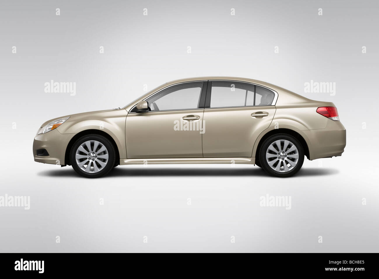 2010 Subaru Legacy 2.5i limitata in oro - Driver Profilo laterale Foto Stock