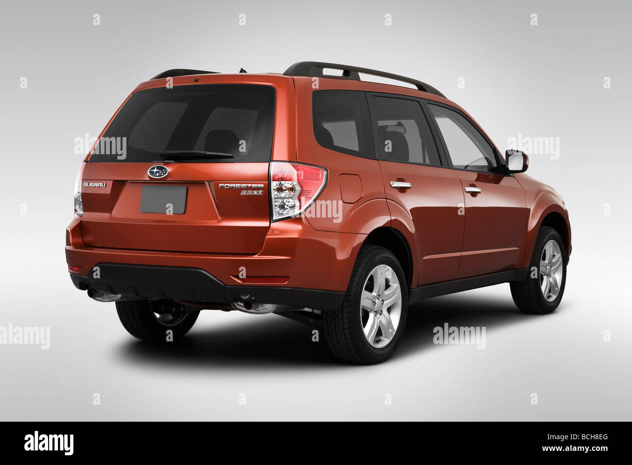 2010 Subaru Forester 2.5X Premium in rosso - angolo posteriore vista Foto Stock