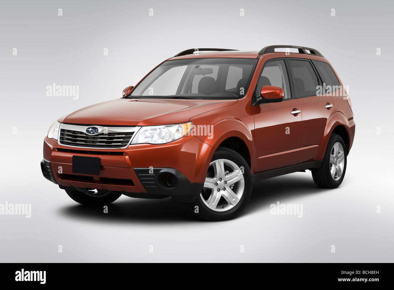 2010 Subaru Forester 2.5X Premium in rosso - Vista anteriore angolare Foto Stock