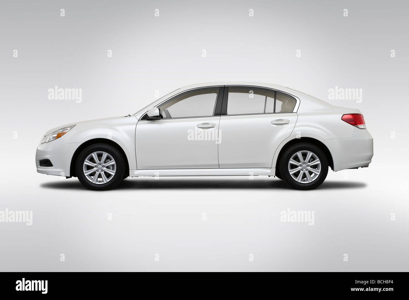 2010 Subaru Legacy 2.5i in bianco - Driver Profilo laterale Foto Stock