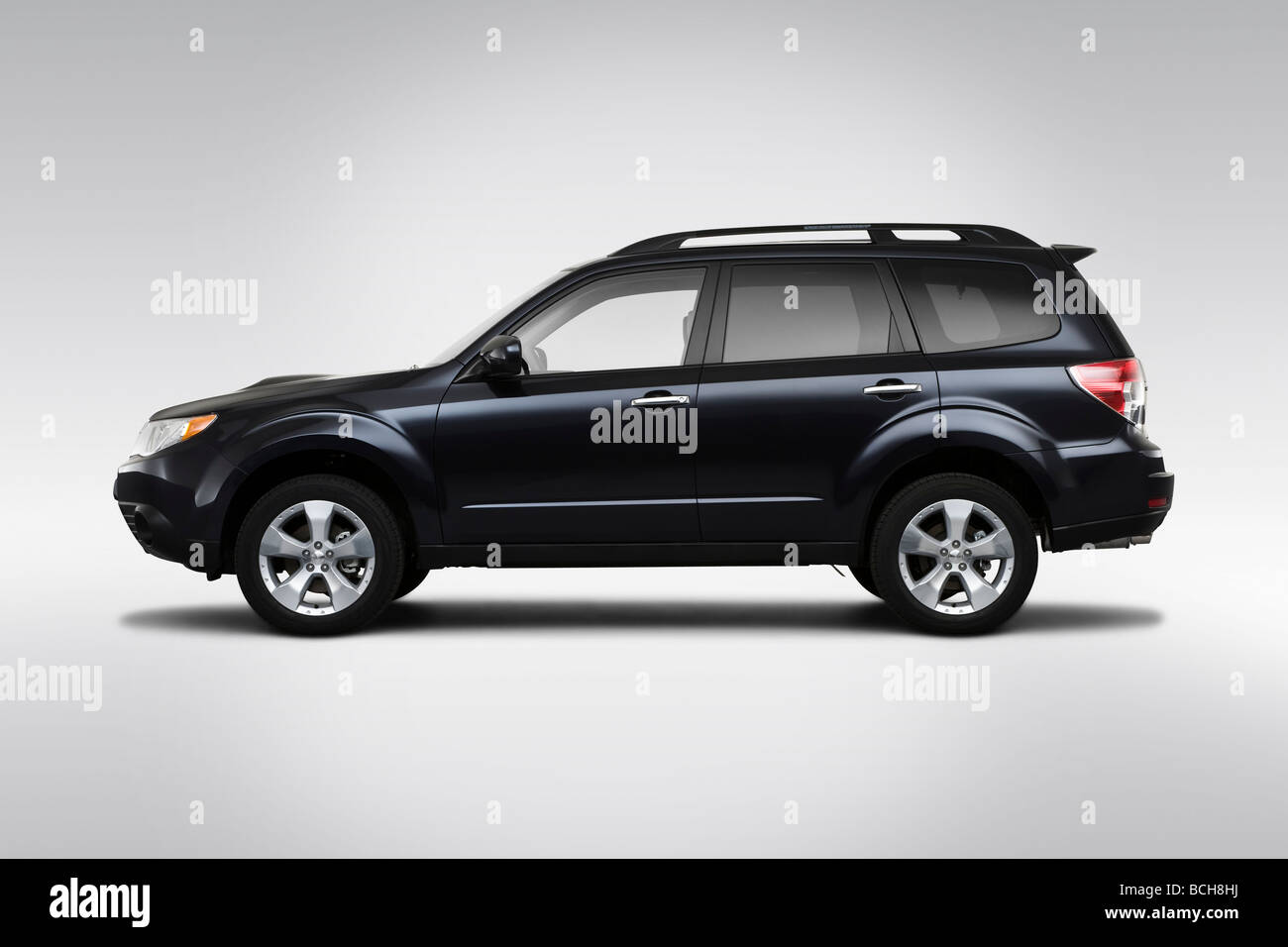 2010 Subaru Forester 2.5XT Premium in grigio - Driver Profilo laterale Foto Stock