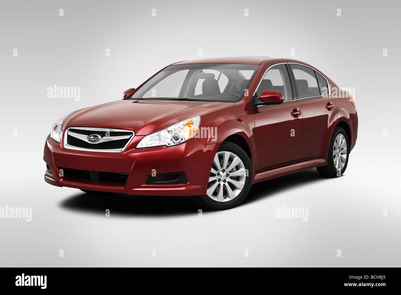 2010 Subaru Legacy 3.6R in rosso - Vista anteriore angolare Foto Stock