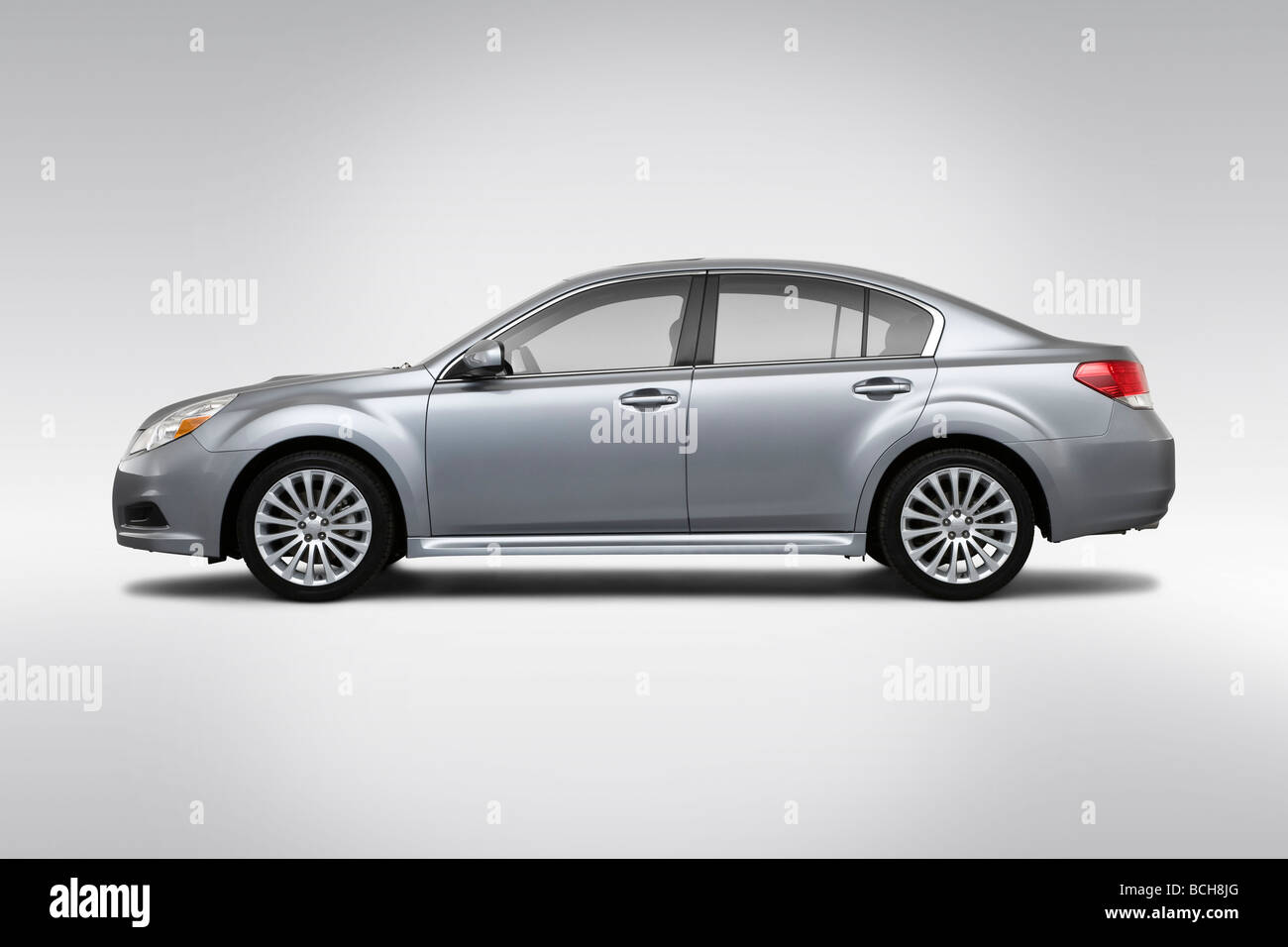 2010 Subaru Legacy 2.5 GT Premium in argento - Driver Profilo laterale Foto Stock