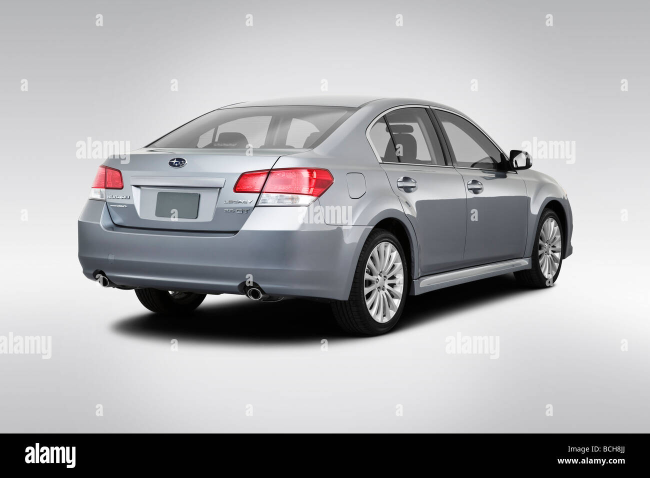 2010 Subaru Legacy 2.5 GT Premium in argento - angolo posteriore vista Foto Stock