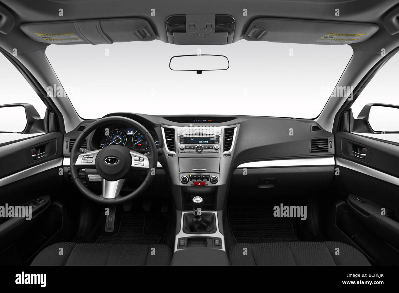 2010 Subaru Legacy 2.5 GT Premium in argento - Cruscotto, consolle cambio di marcia visualizzare Foto Stock