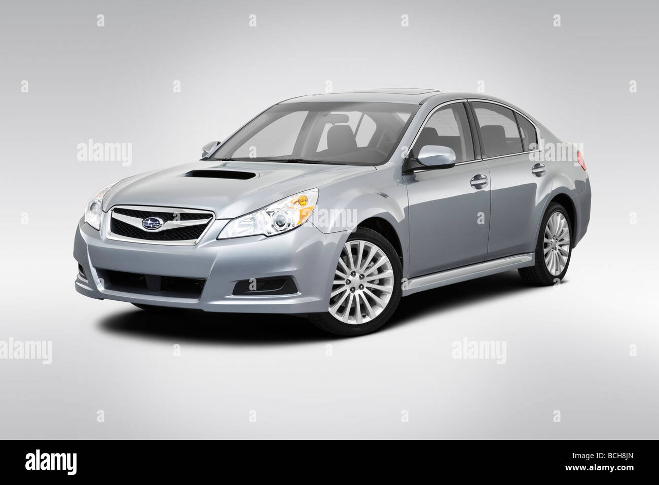 2010 Subaru Legacy 2.5 GT Premium in argento - Vista anteriore angolare Foto Stock