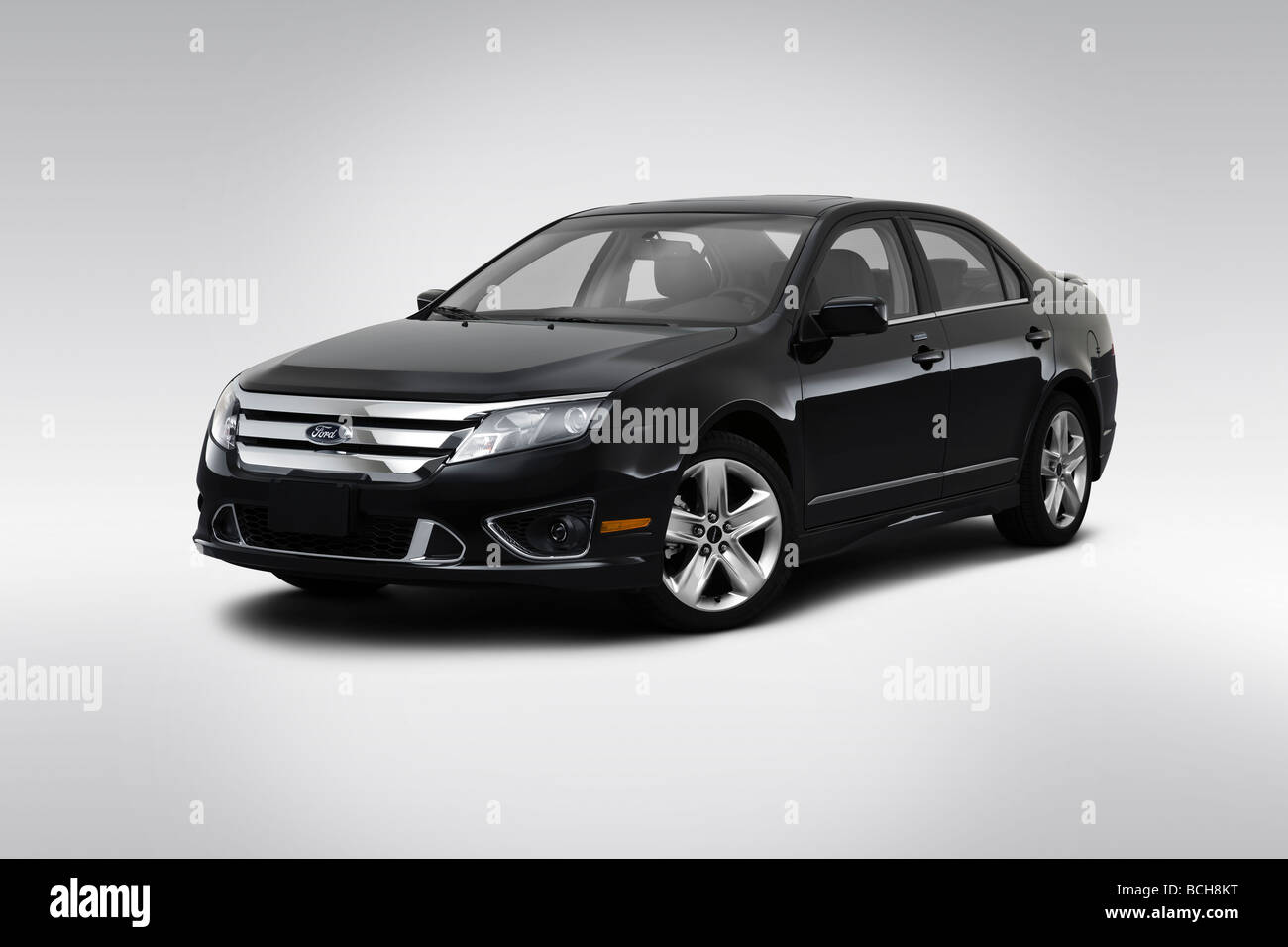 2010 Ford Fusion Sport in nero - Vista anteriore angolare Foto Stock