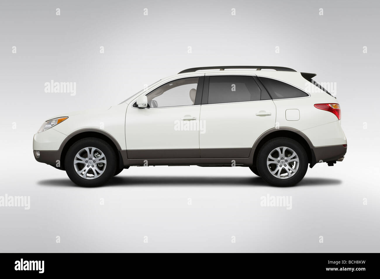 2009 Hyundai Veracruz GLS in bianco - Driver Profilo laterale Foto Stock