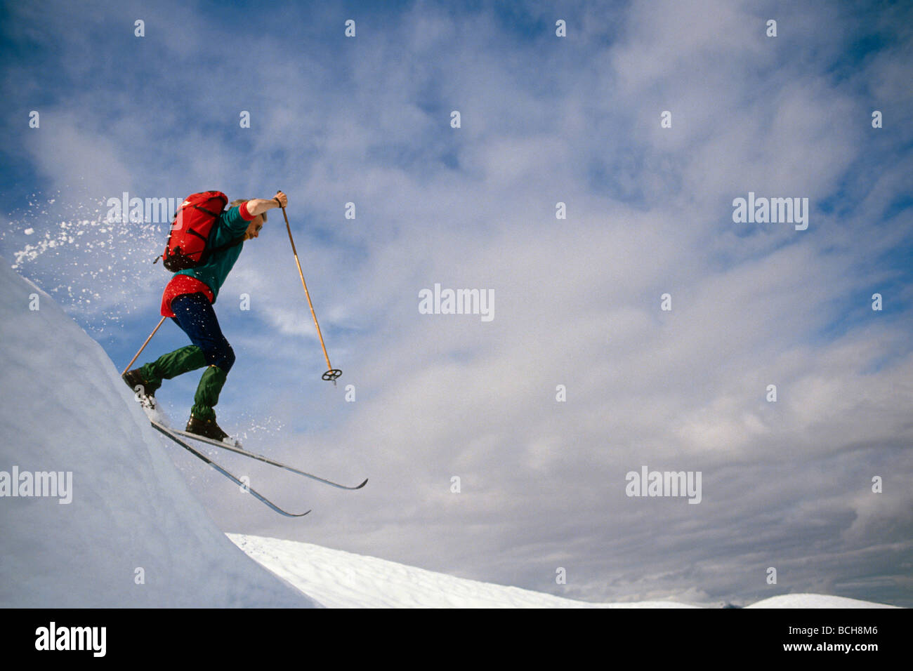 Cross Country sciatore salta fuori dorsale di SC Alaska Foto Stock