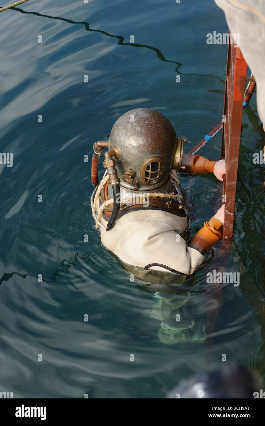 Immersioni subacquee con casco Pirano Istria Slovenia Foto Stock