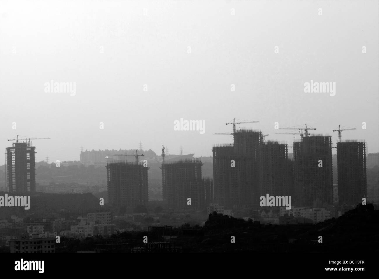 Una vista da Golconda Fort di grandi complessi residenziali in costruzione in Hyderabad, in India. Foto Stock