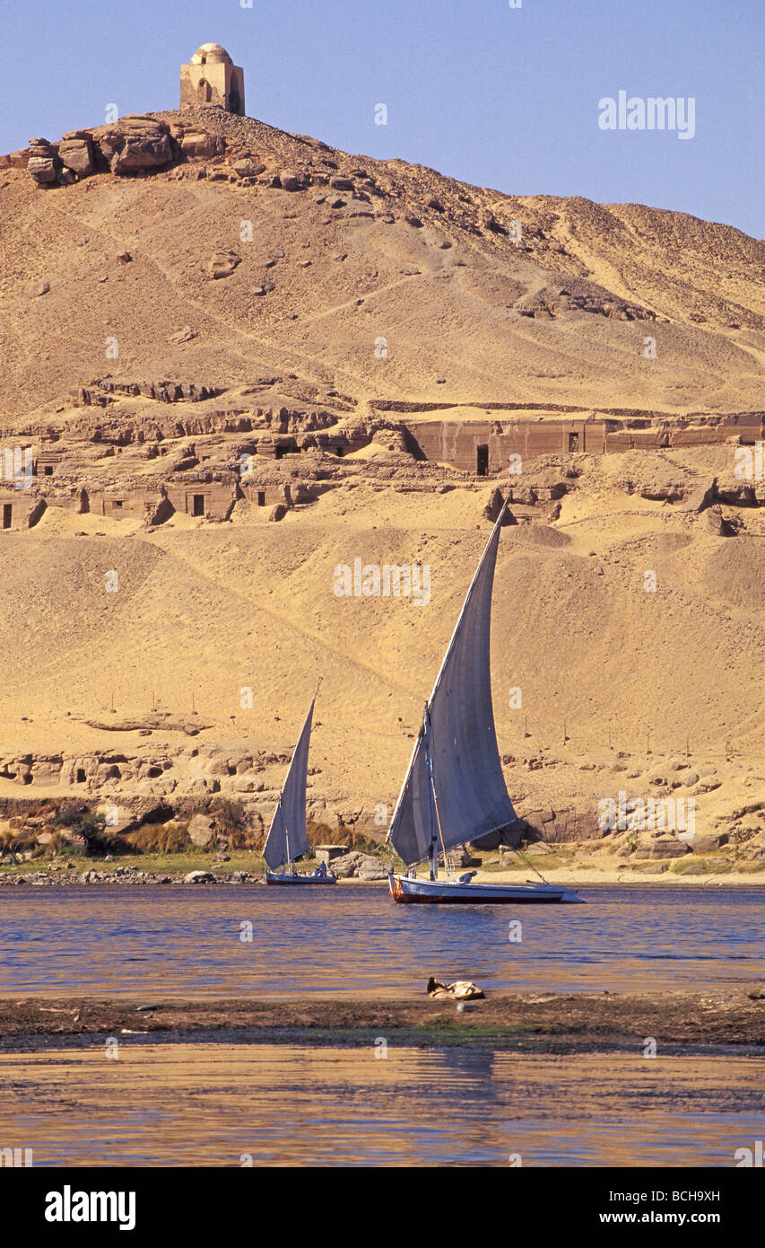 Felucca davanti di Aga Khan Mausoleo Aswan Egitto Foto Stock