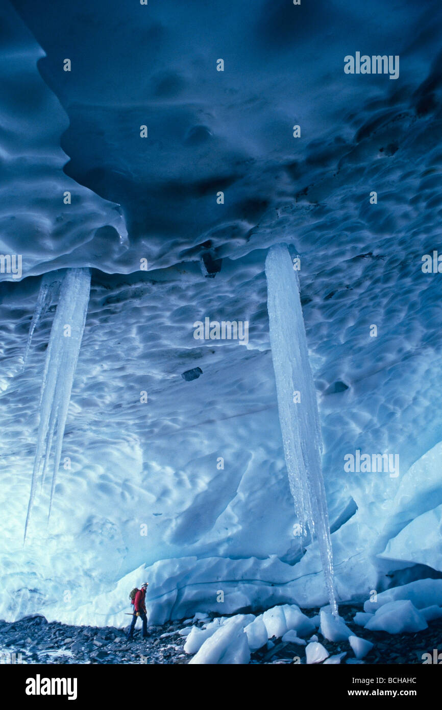 Ice Climber nella caverna di ghiaccio Chugach NF Alaska SC Foto Stock