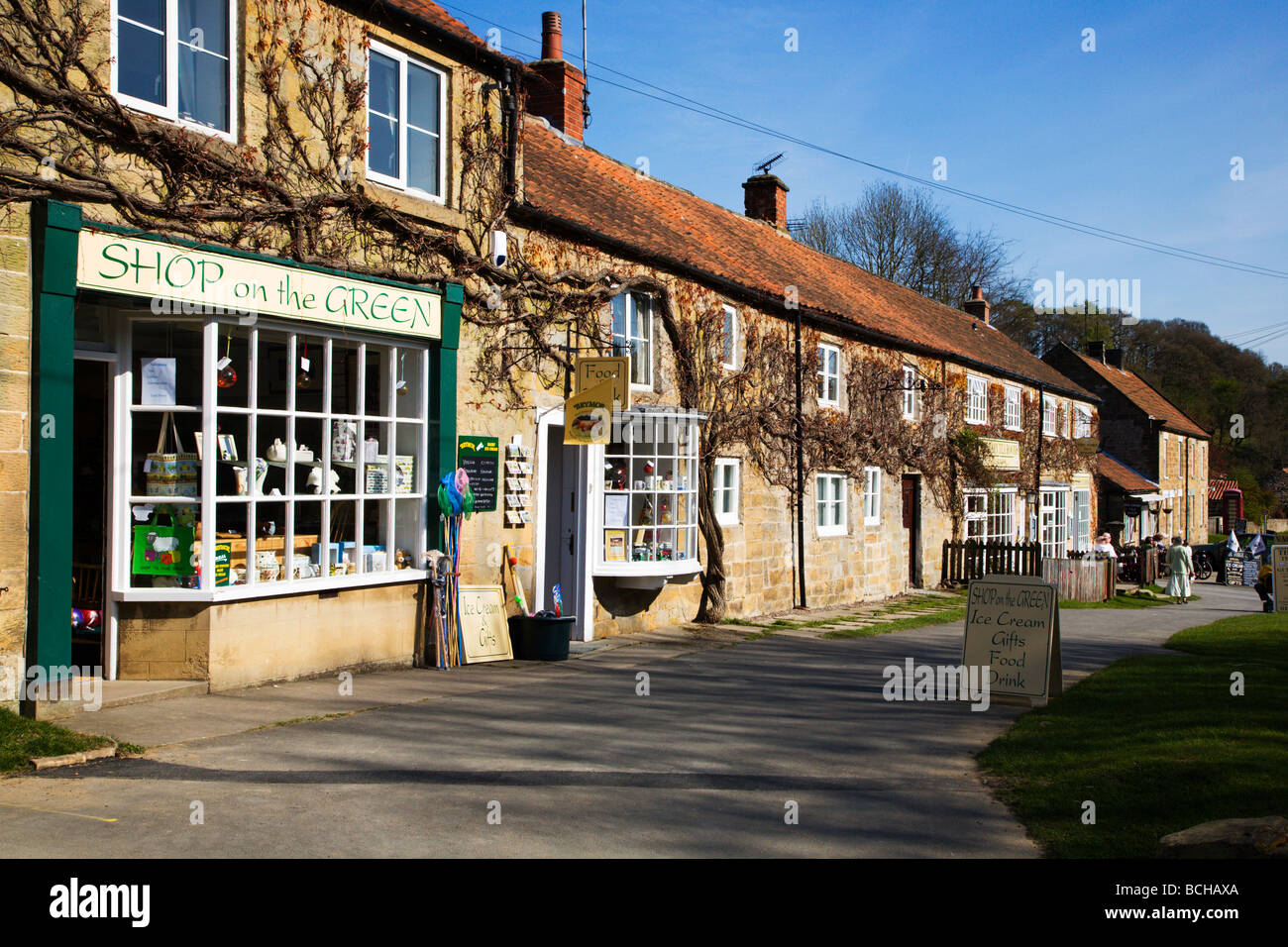 Shop sul verde Hutton Le Hole North Yorks Mori Inghilterra Foto Stock
