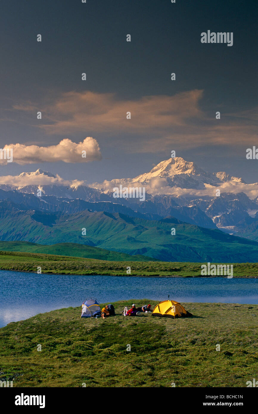 Gli escursionisti @ Camp vicino Tundra Pond Denali SP SC AK Estate/nw/Mt McKinley sfondo Foto Stock