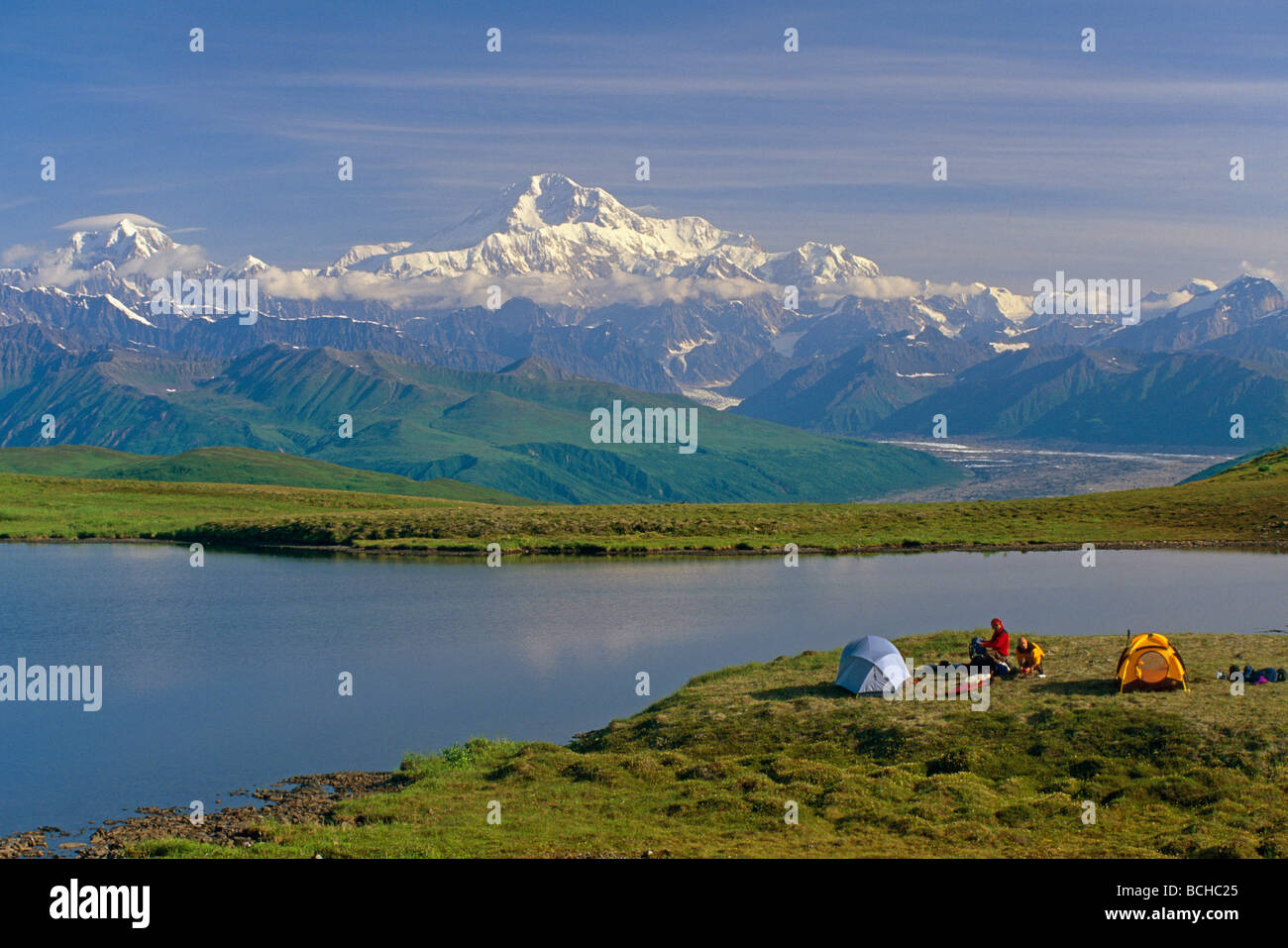 Gli escursionisti @ Camp vicino Tundra Pond Denali SP SC AK Estate/nw/Mt McKinley sfondo Foto Stock
