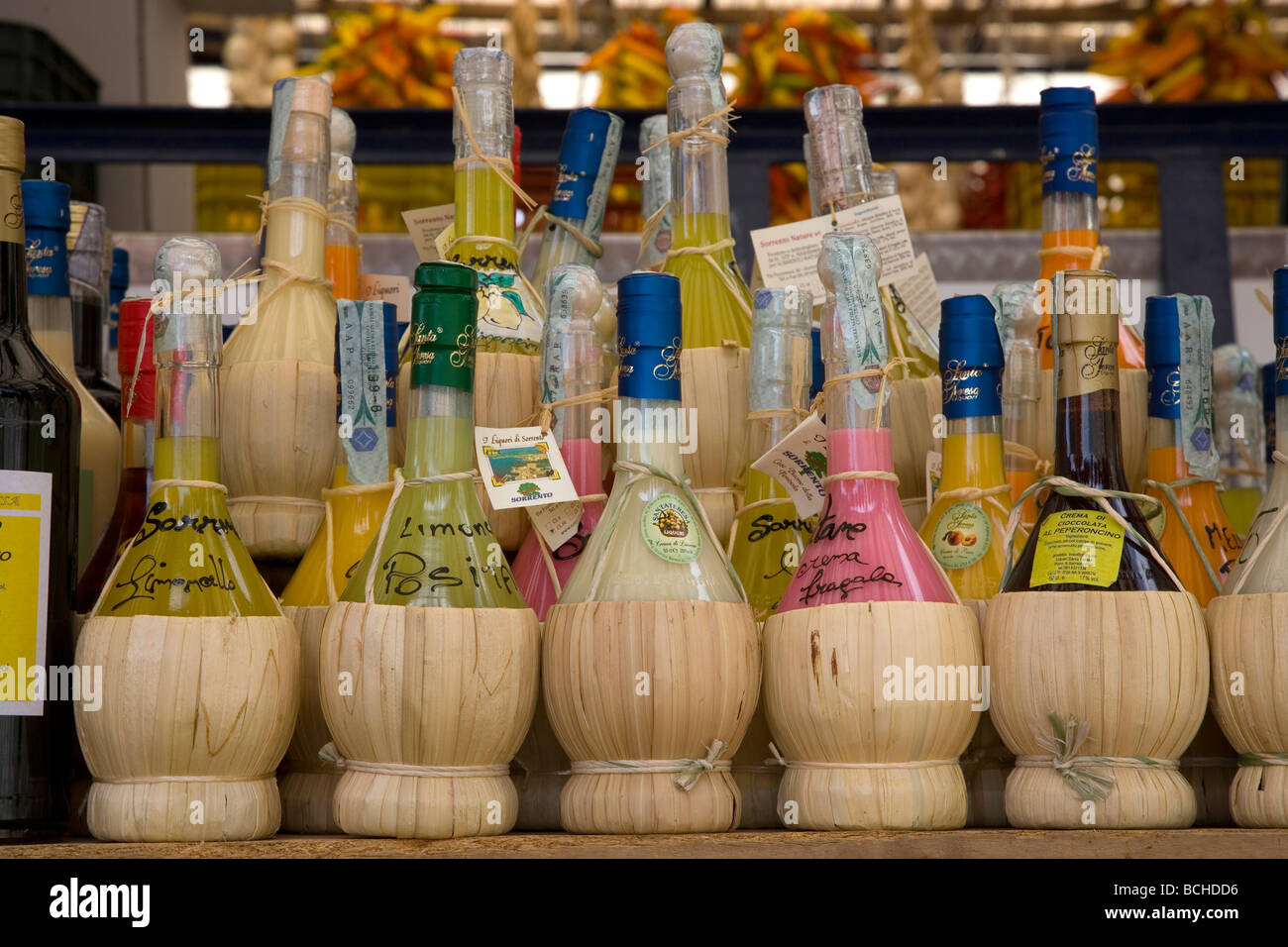 Pressione di stallo con liquore Limoncello specialità della costiera Amalfitana Massa Lubrense Penisola Sorrentina Campania Mare Mediterraneo Italia Foto Stock