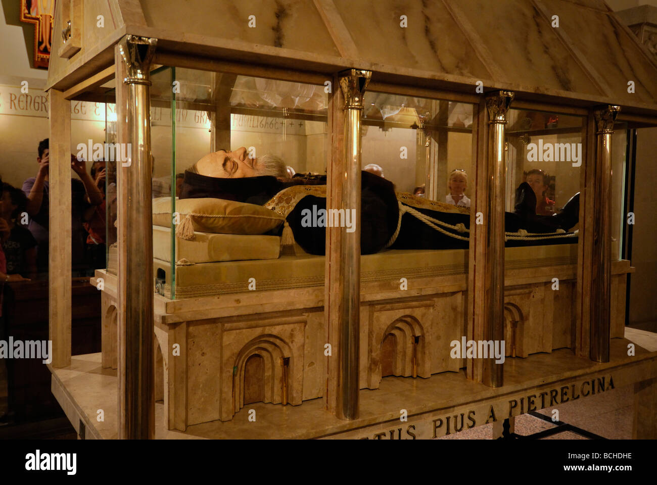 San Giovanni Rotondo Puglia Italia il corpo di San Pio da Pietrelcina nella cripta della chiesa di Santa Maria delle Grazie Foto Stock