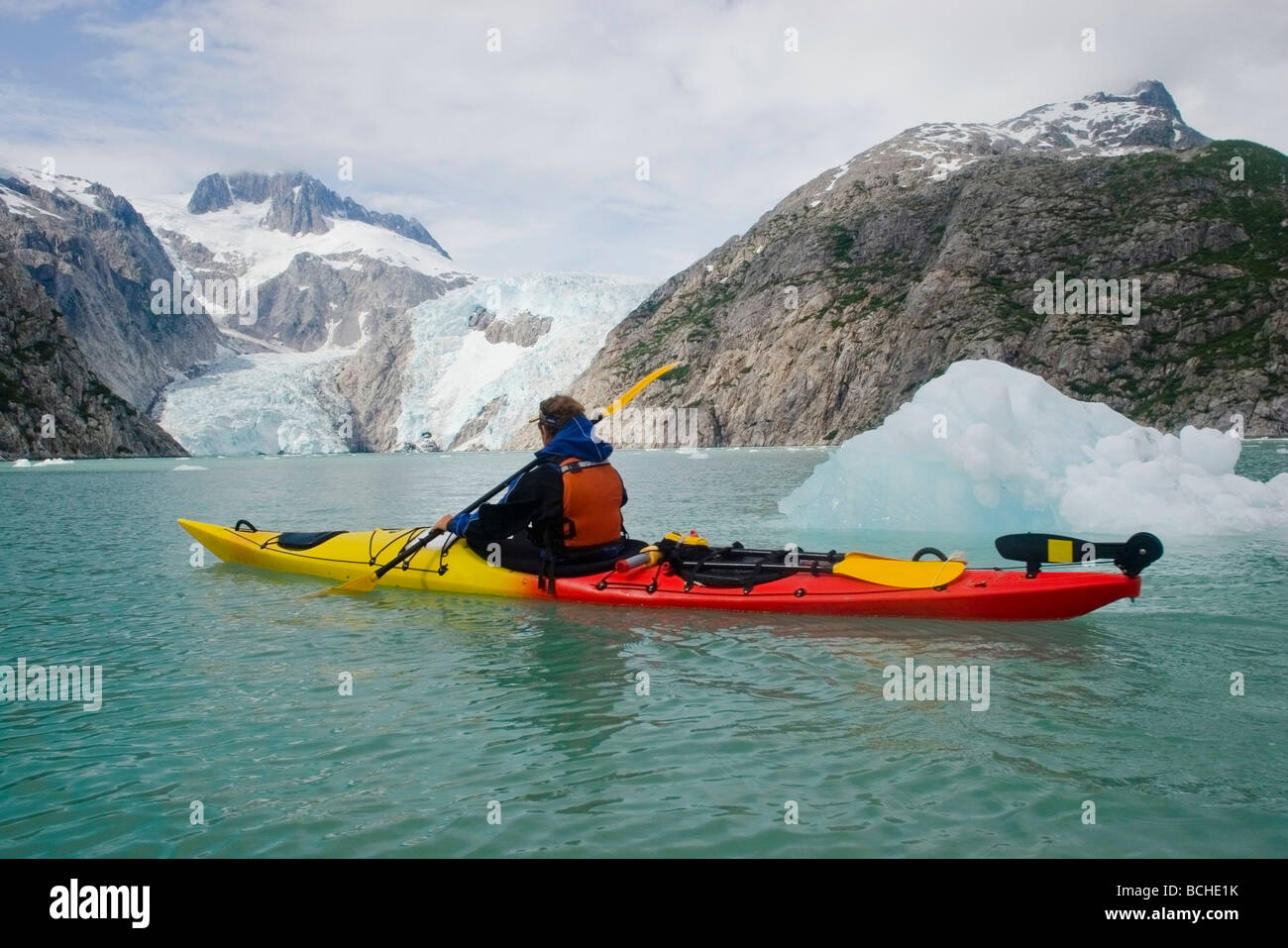 Kayaker maschio palette verso la Northwestern ghiacciaio nel Parco nazionale di Kenai Fjords centromeridionale Alaska estate Foto Stock