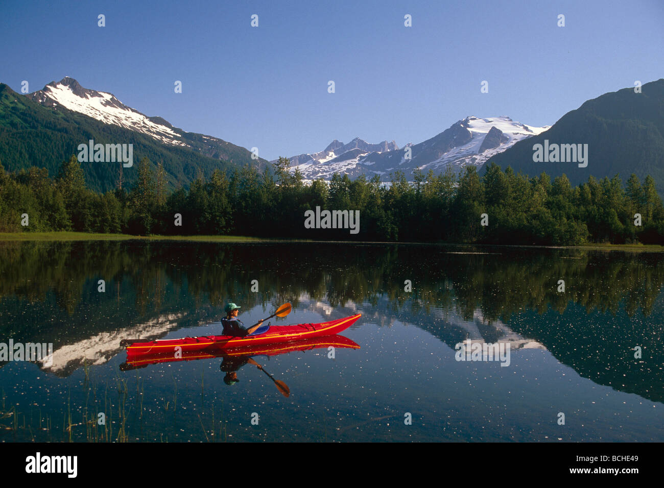 Donna kayaker di alci vicino Lago Mendenhall Glacier SE AK Foto Stock