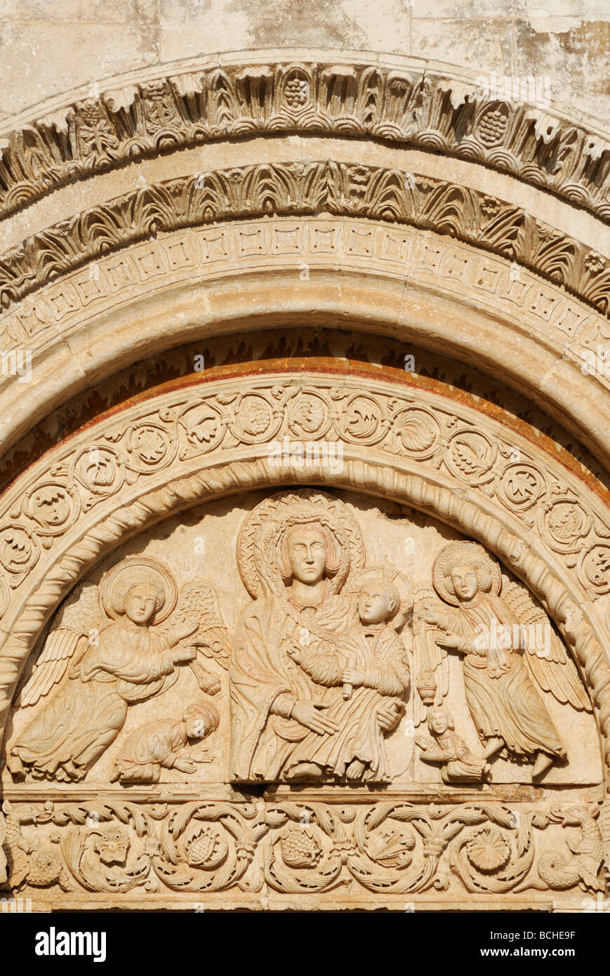 Monte Sant' Angelo Puglia Italia Gargano timpano sopra la porta del 12 C chiesa di Santa Maria Maggiore Foto Stock