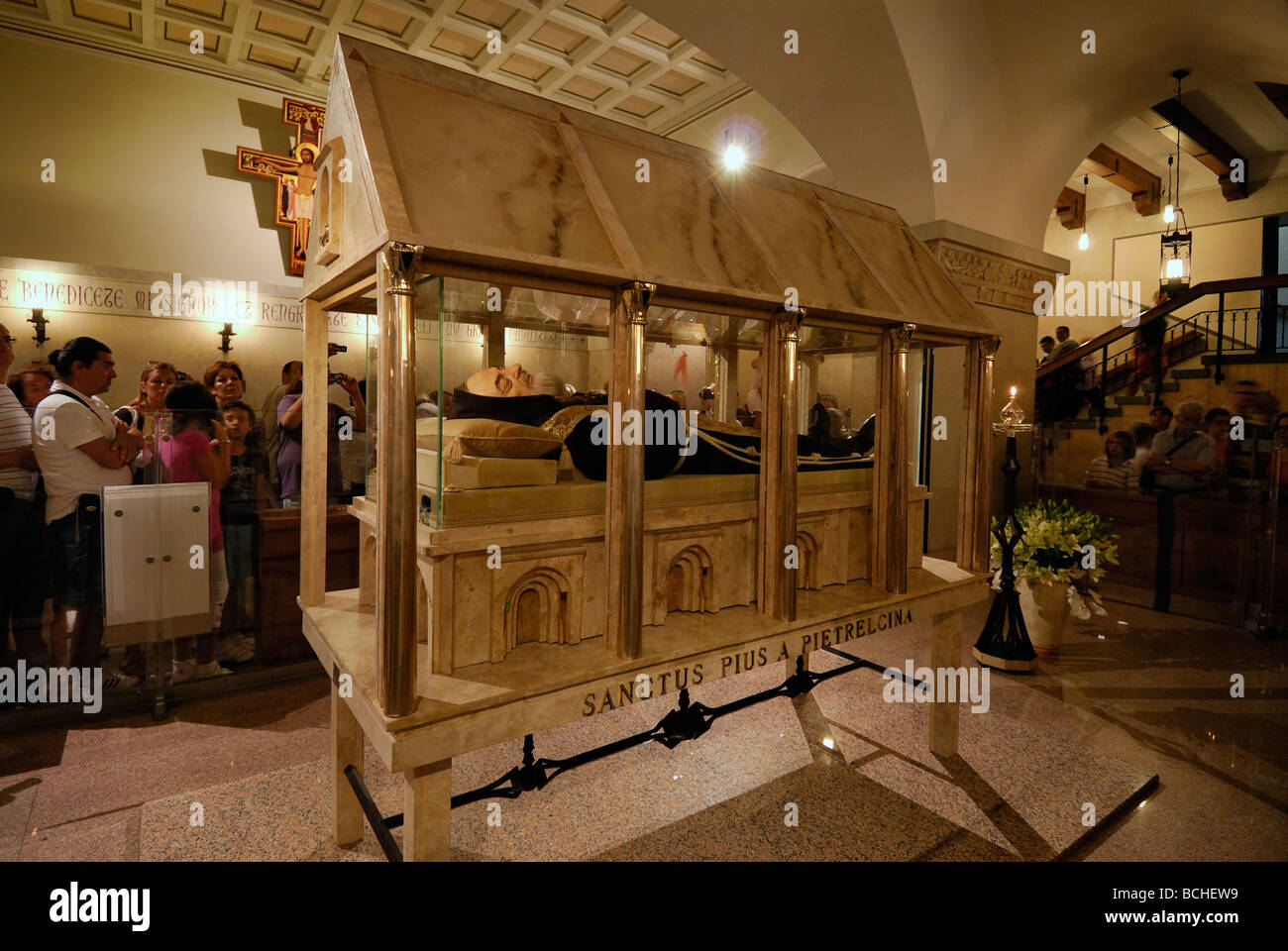 San Giovanni Rotondo Puglia Italia il corpo di San Pio da Pietrelcina nella cripta della chiesa di Santa Maria delle Grazie Foto Stock