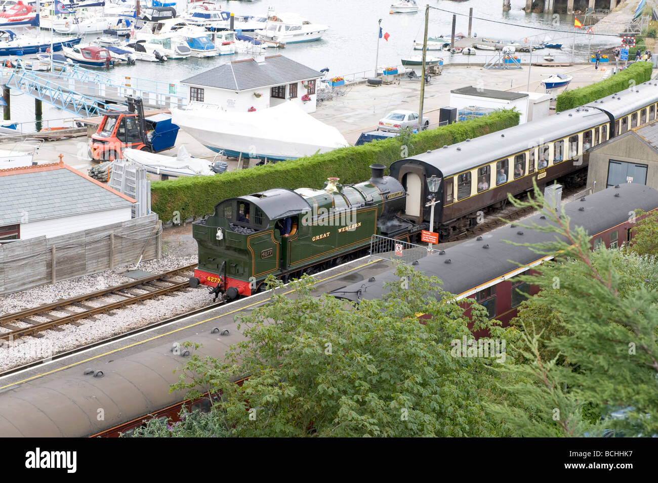 Dart valle tirando il treno in stazione Kingswear, South Devon Foto Stock